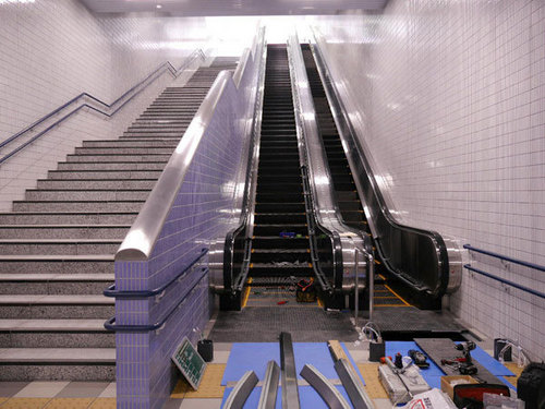 7_改札階からバスプール口へのエスカレータと階段階段とエスカレータ[1].jpg