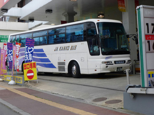 八木山で給油する観光バス２_.jpg